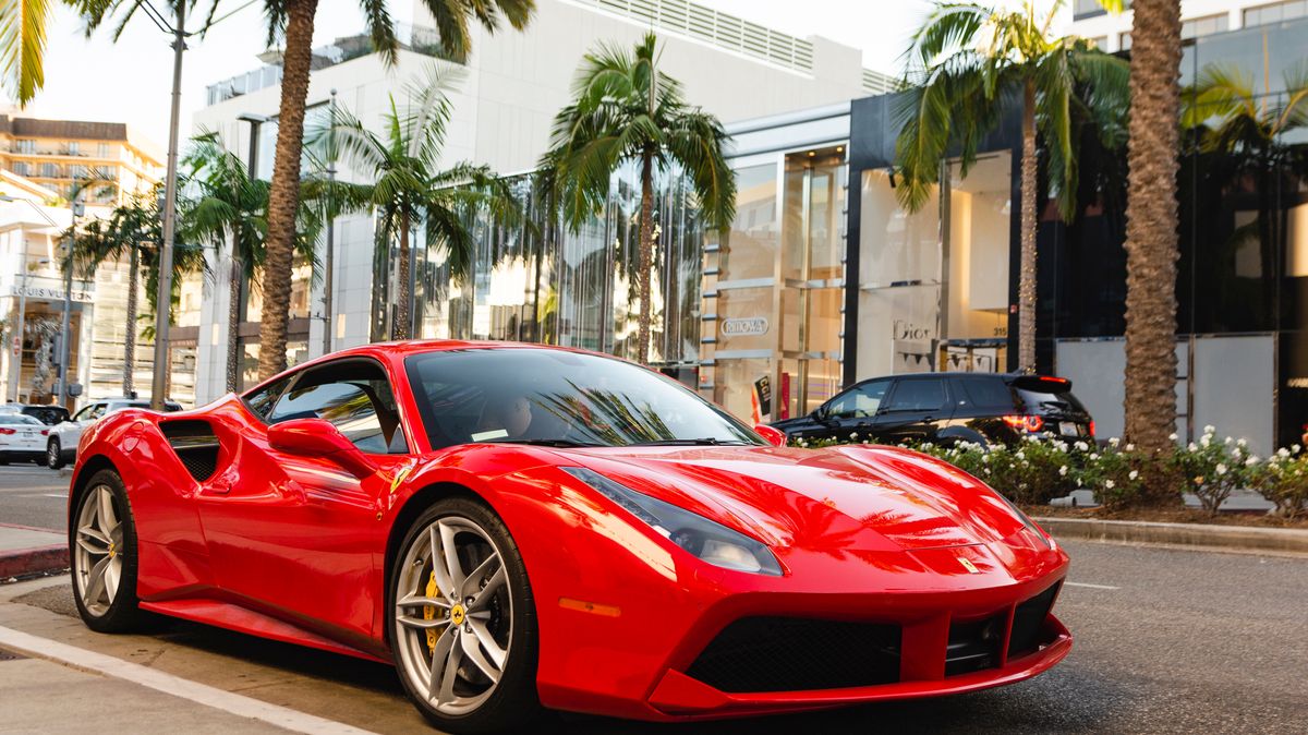 Už žádné Ferrari na firmu. Vláda škrtá odepisování luxusních aut z daní